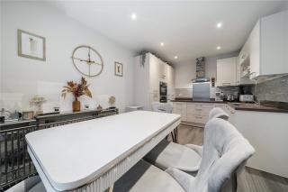 Stylish 4BR with Summerhouse - Swanscombe - 9