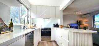 Moments to famous Bondi Beach - 1