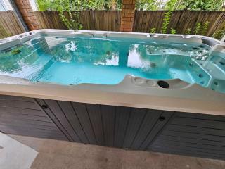 Lakeside Retreat with Swim Spa - Hamilton - 2
