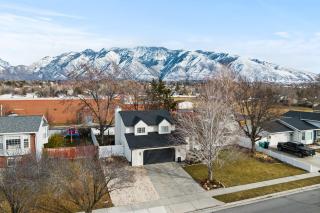 Spacious Sandy Home with Hot Tub & Game room near Ski resorts Park City & Down Town - Sandy - 4