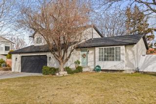 Spacious Sandy Home with Hot Tub & Game room near Ski resorts Park City & Down Town - Sandy - 6