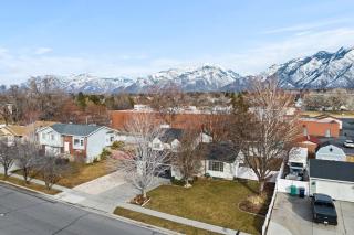 Spacious Sandy Home with Hot Tub & Game room near Ski resorts Park City & Down Town - Sandy - 7