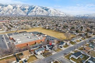 Spacious Sandy Home with Hot Tub & Game room near Ski resorts Park City & Down Town - Sandy - 8