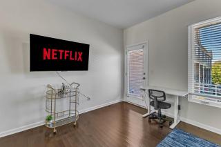 Upscale King 3BR Townhouse Mins to Downtown! - Raleigh - 2