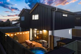 Cozy Retreat with Hot Tub - Christchurch - 0