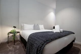 South Yarra Luxury Apartment - Free Parking, Skyline Rooftop Terrace Views - 3