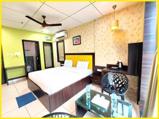 HOTEL ROYAL ! CROWN ! PALACE ! PURI - Fully Air Conditioning - Luxury and Spacious Rooms - With Restaurant & Room Service - Lift - Free Wifi & Free Parking Facilities - Near Jagannath Temple - Air Conditioning Luxury Hotel - Puri - 3