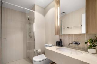 New Luxe 2BR Queens Wharf Apt - 7