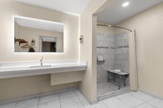 Super 8 by Wyndham New Orleans - 1