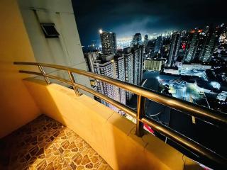 Birch Tower a9 front of Robinson PlaceRizal park - Manila - 1