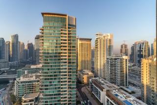 Panoramic Marina 1BR City Skyline Views with Balcony, Pool & Gym Access - 3