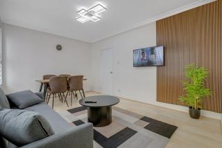 Annika - 3 bedroom house, Driveway,2 Free Parking, Sleeps 7,Cozy Garden,Pool Table - 0