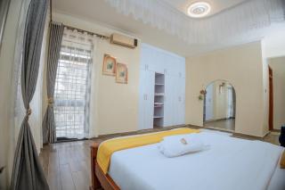 Luxury 2BR Apartment with AC, Wi Fi, Backup Power Ideal for Families , Bukoto - Kampala - 2