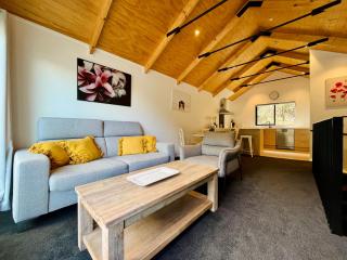 Walk to Queenstown City, 30mins to Ski, Free Parking & Wifi, Gym - 9