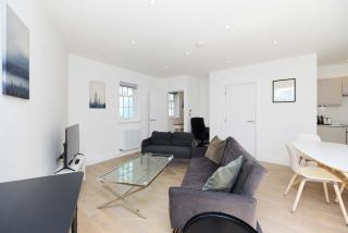 Countryside Edge Flat - Split-level Tadworth flat - Purley - 1