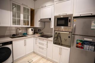 LP99-8 Luxury 2BR Apartment in Al Murooj - Riad - 1