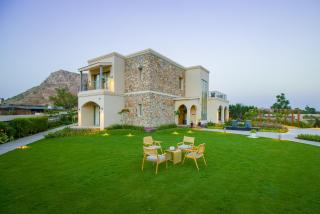 Villa Fiorita Stunning Mediterranean-Style 3 BHK Villa With Outdoor Pool, Bar & Hill Views - 4