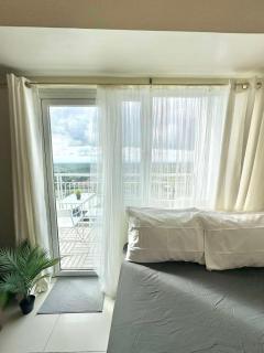 SMDC Wind Tagaytay Condo with Balcony and WiFi, near Taal - Kaybagal - 7