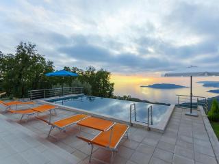 Villa Infinity swimming pool above Saint Stephan - - 2