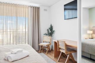 Cityscape Haven CBD Apartment with Balcony - 6