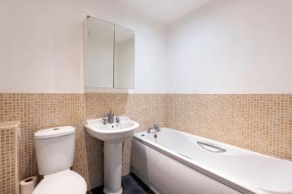 Lovely 4 Bedroom Home w Parking Near Doncaster - Askern - 3
