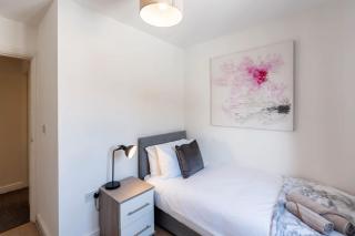 Lovely 4 Bedroom Home w Parking Near Doncaster - 4