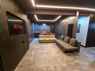 Sleeps 14 Hidden Central Gem by City SuperHost - 1