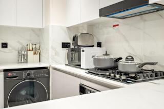 Bright 1BR Retreat with Pool Access Near The Palm & Dubai Marina Hotspots - 9