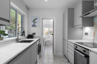 Large 4BR House Ideal for Family Contractors with Parking and Garden - Cardiff - 3