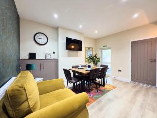 Large 4BR House Ideal for Family Contractors with Parking and Garden - Cardiff - 0