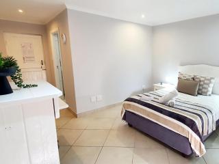 Point Village Hotel and Self Catering - 5