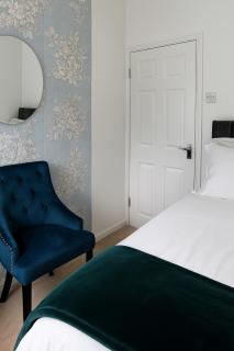 Elegant & Cozy 3 Bed End Terraced Stay - 3