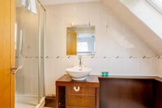 The Gables Penthouse - 15-Minute Walk to Branksome Chine Beach - Poole - 4