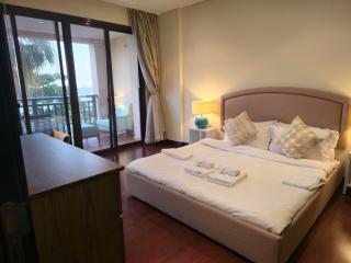 Palm Escape Beachfront 1BR in Royal Amwaj Burj View & Private Balcony - 3