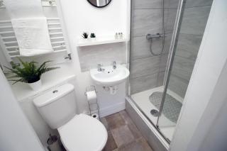 Kingsway House - WIFI - Parking - Spacious 4 Bed - Newport - 2