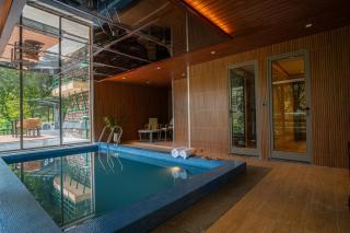 Stunning Hillside 3 BHK Gateway With Indoor Pool, Attic and Classy Interiors - Bhowāli - 2
