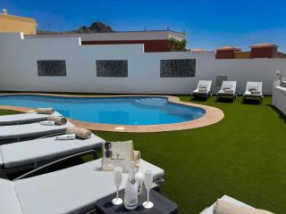 Villa Amorio a spacious modern getaway with a private heated pool & Sea Views - Adeje - 9