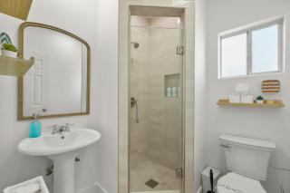 Loft Style Studio In The Heart of D'Arts District - Houston - 6