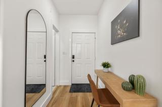 Loft Style Studio In The Heart of D'Arts District - Houston - 4