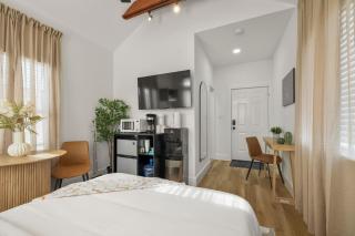 Loft Style Studio In The Heart of D'Arts District - Houston - 1