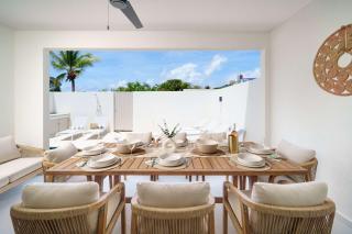 Walk to Beach, NEW LUX 4BD Villa & Pool! Near Holetown - Saint James - 4