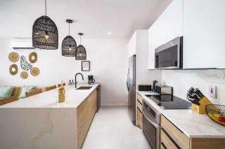Walk to Beach, NEW LUX 4BD Villa & Pool! Near Holetown - Saint James - 2