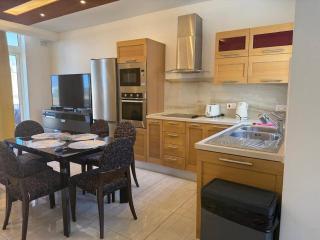 Central Penthouse Suite BBQ&Hot Tub 5Min Walk2Sea - 0