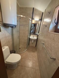 Стая за гости в Созопол - 2 , може да ми пишете или звъните на телефона от снимката на терасата - 1