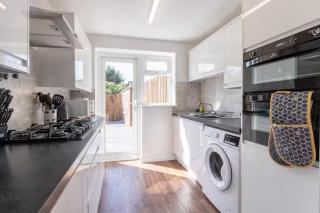 Stylish and comfortable 4-Bedroom Retreat in the Heart of Chelmsford - Chelmsford - 1