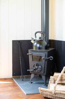 Harbour Ranch Hut - Rustic Countryside Escape - 1