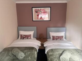 3BR Flat Sleeps 6 West End Sights Driveway - 7