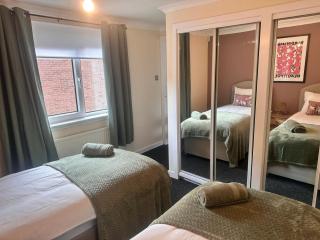 3BR Flat Sleeps 6 West End Sights Driveway - 1