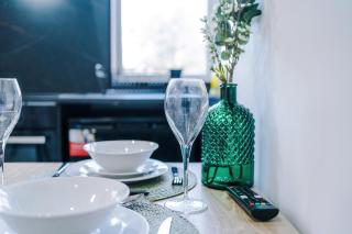 One Bedroom Flat by Brookland Stays Serviced Accommodation Short Lets Birmingham with Free WiFi - 6
