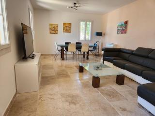 Maison de charme avec terrain de pétanque - 1